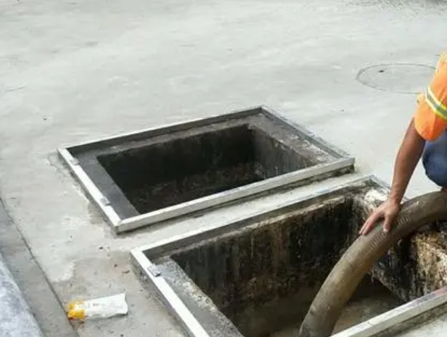 巴青化粪池清理