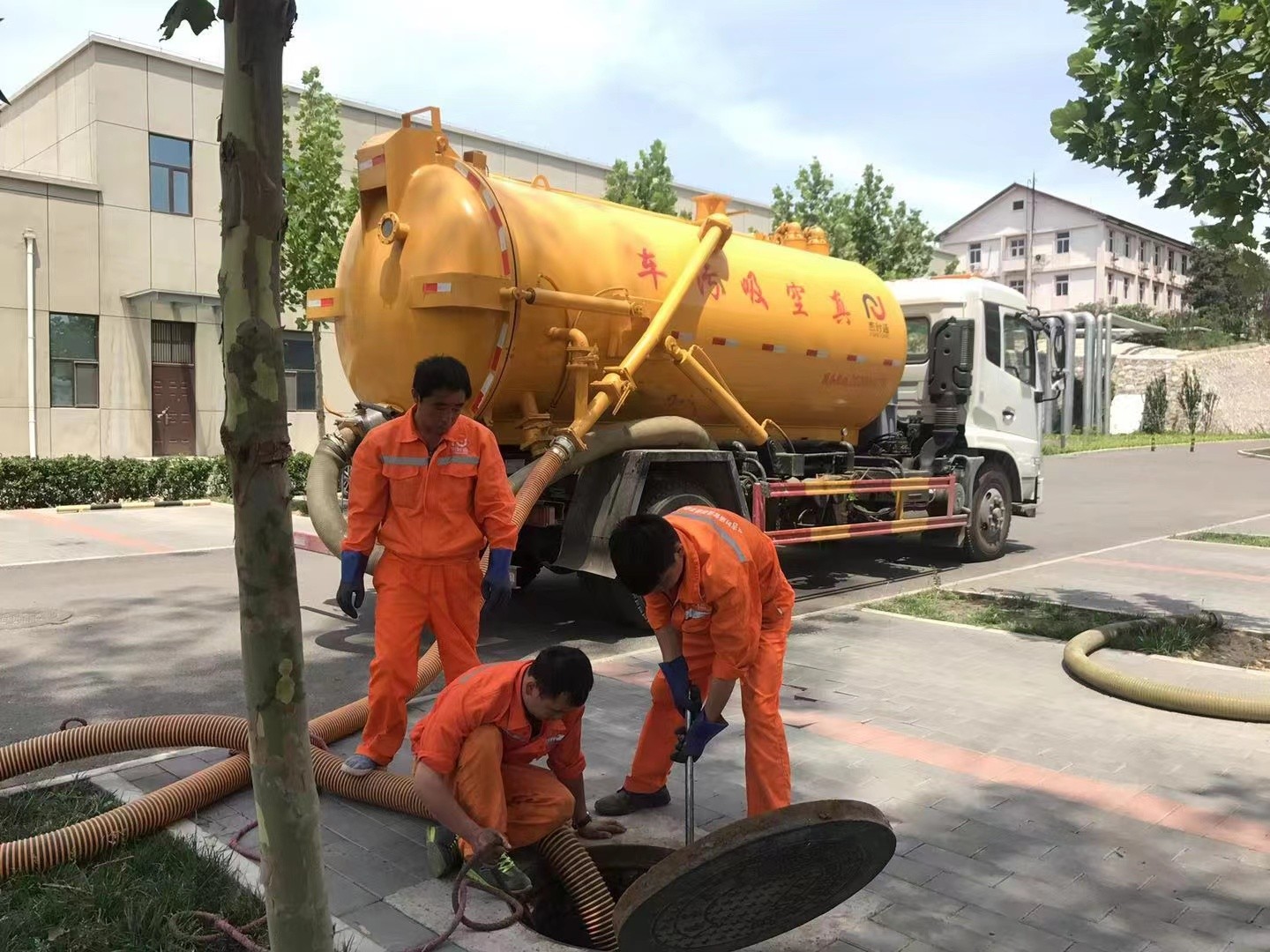 巴青管道疏通车停在窨井附近