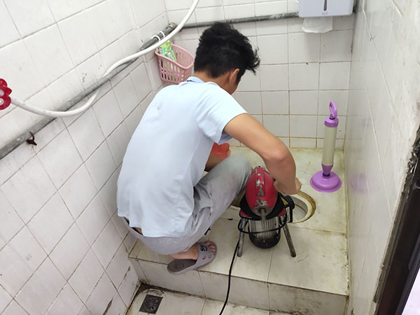 巴青管道堵塞冒臭气 专业师傅现场解决问题