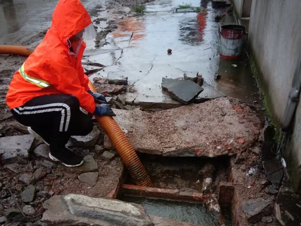 巴青专业清理污水池 炜誉市政以规范流程守护城市 “肠道”